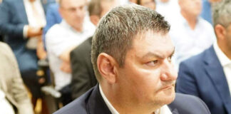 Adrian ACOSTOAIEI: Indemnizaţia de consilier judeţean este mai mare decât leafa de jurist a soţiei; Cătălina ACOSTOAIEI se poate lăuda că administrează o firmă cu datorii la stat de vreo 800.000 lei (stopaj la sursă peste 50%)… şi cu raportări dubioase în bilanţ