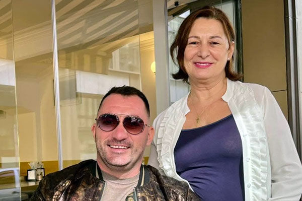PESCOBAR-si-mama-Viorica-Nicolau